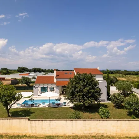 Mit Privatpool Fuer 8 Personen Ca 250 Qm In Sisan, Istrien Suedkueste Von Istrien Holiday home