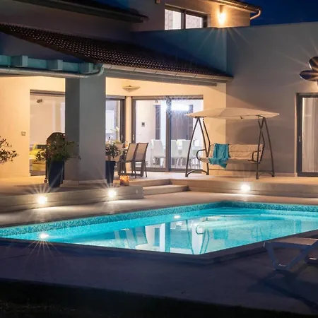 Mit Privatpool Fuer 8 Personen Ca 250 Qm In Sisan, Istrien Suedkueste Von Istrien Holiday home *