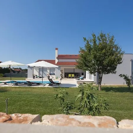 Holiday home Mit Privatpool Fuer 8 Personen Ca 250 Qm In Sisan, Istrien Suedkueste Von Istrien