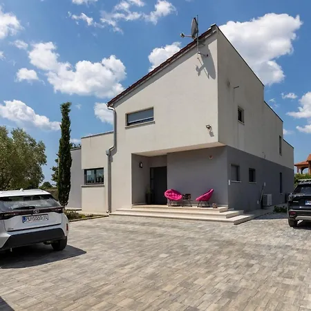 Mit Privatpool Fuer 8 Personen Ca 250 Qm In Sisan, Istrien Suedkueste Von Istrien Holiday home *