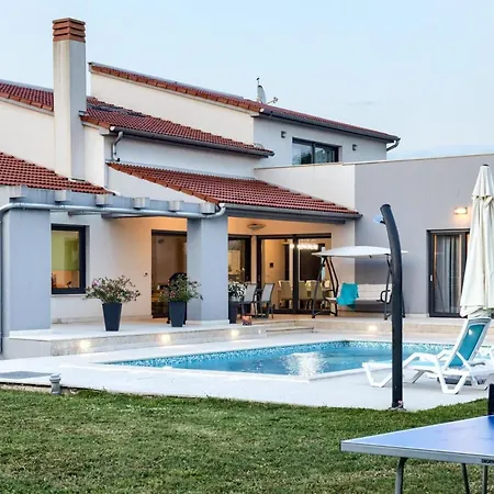 Mit Privatpool Fuer 8 Personen Ca 250 Qm In Sisan, Istrien Suedkueste Von Istrien Holiday home