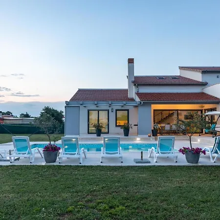 Mit Privatpool Fuer 8 Personen Ca 250 Qm In Sisan, Istrien Suedkueste Von Istrien * Sisan
