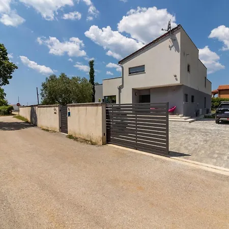 Mit Privatpool Fuer 8 Personen Ca 250 Qm In Sisan, Istrien Suedkueste Von Istrien