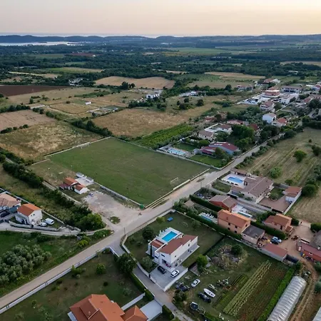 Mit Privatpool Fuer 8 Personen Ca 250 Qm In Sisan, Istrien Suedkueste Von Istrien Holiday home
