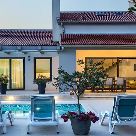 Mit Privatpool Fuer 8 Personen Ca 250 Qm In Sisan, Istrien Suedkueste Von Istrien * Sisan